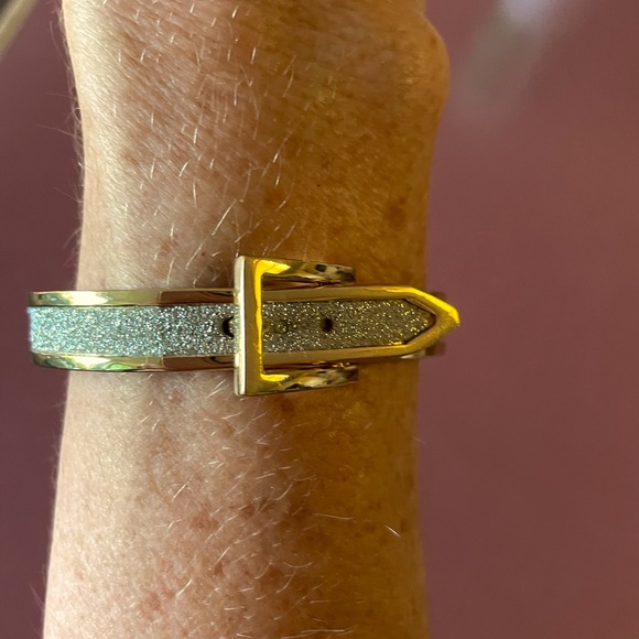 Gold and silver colored buckle bracelet - Picture 5 of 6